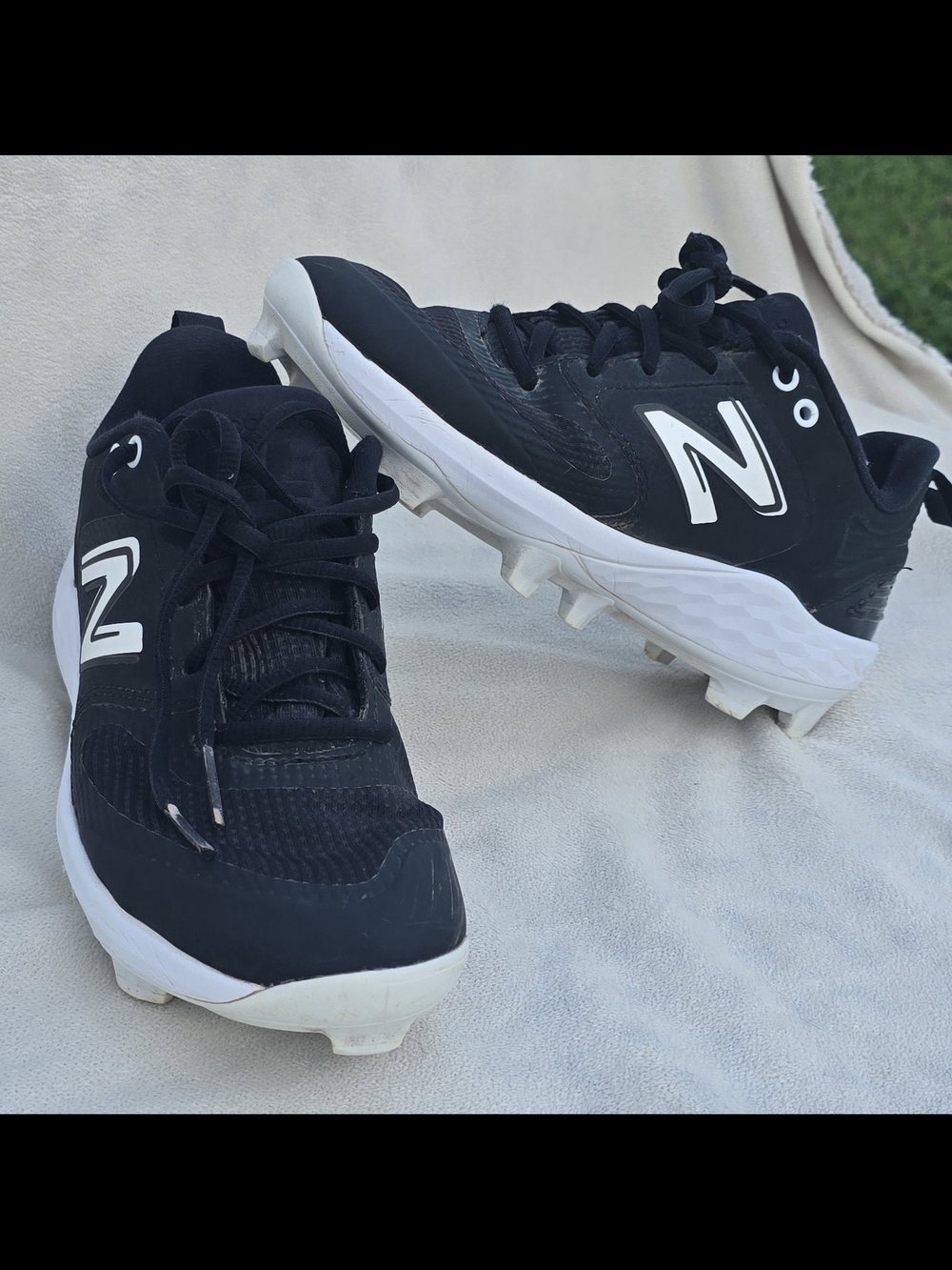 New Balance Unisex Fresh Foam Velo V3 Softball Baseball Cleats Black + White VGC